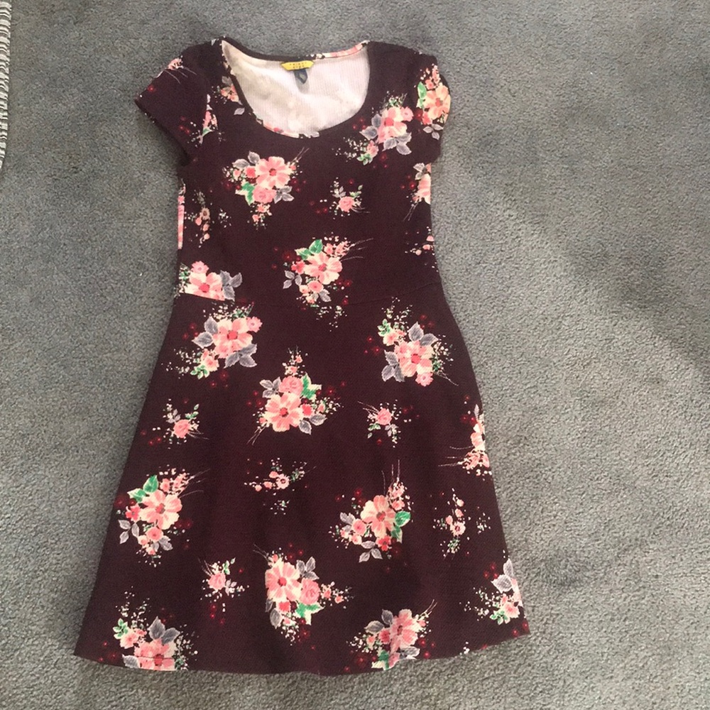 Medium flower pattern burgundy mini dress